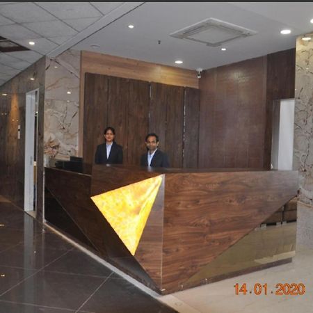 Meridian Hotel&Banquet Surat Bagian luar foto