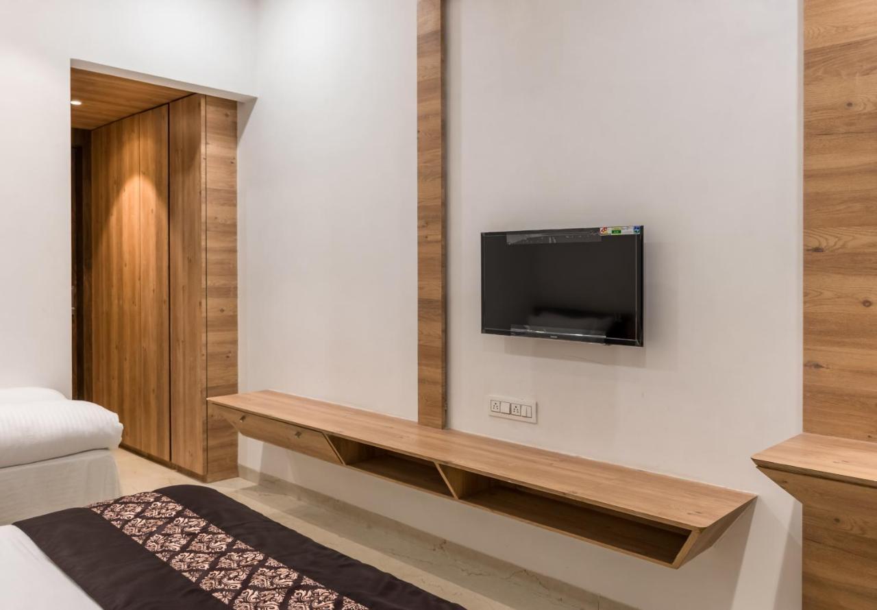 Meridian Hotel&Banquet Surat Bagian luar foto