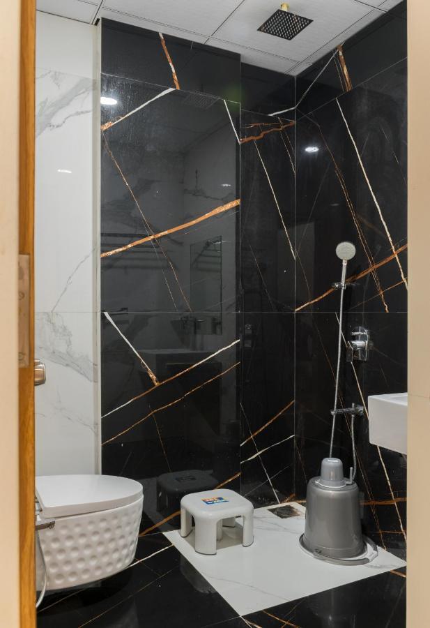 Meridian Hotel&Banquet Surat Bagian luar foto