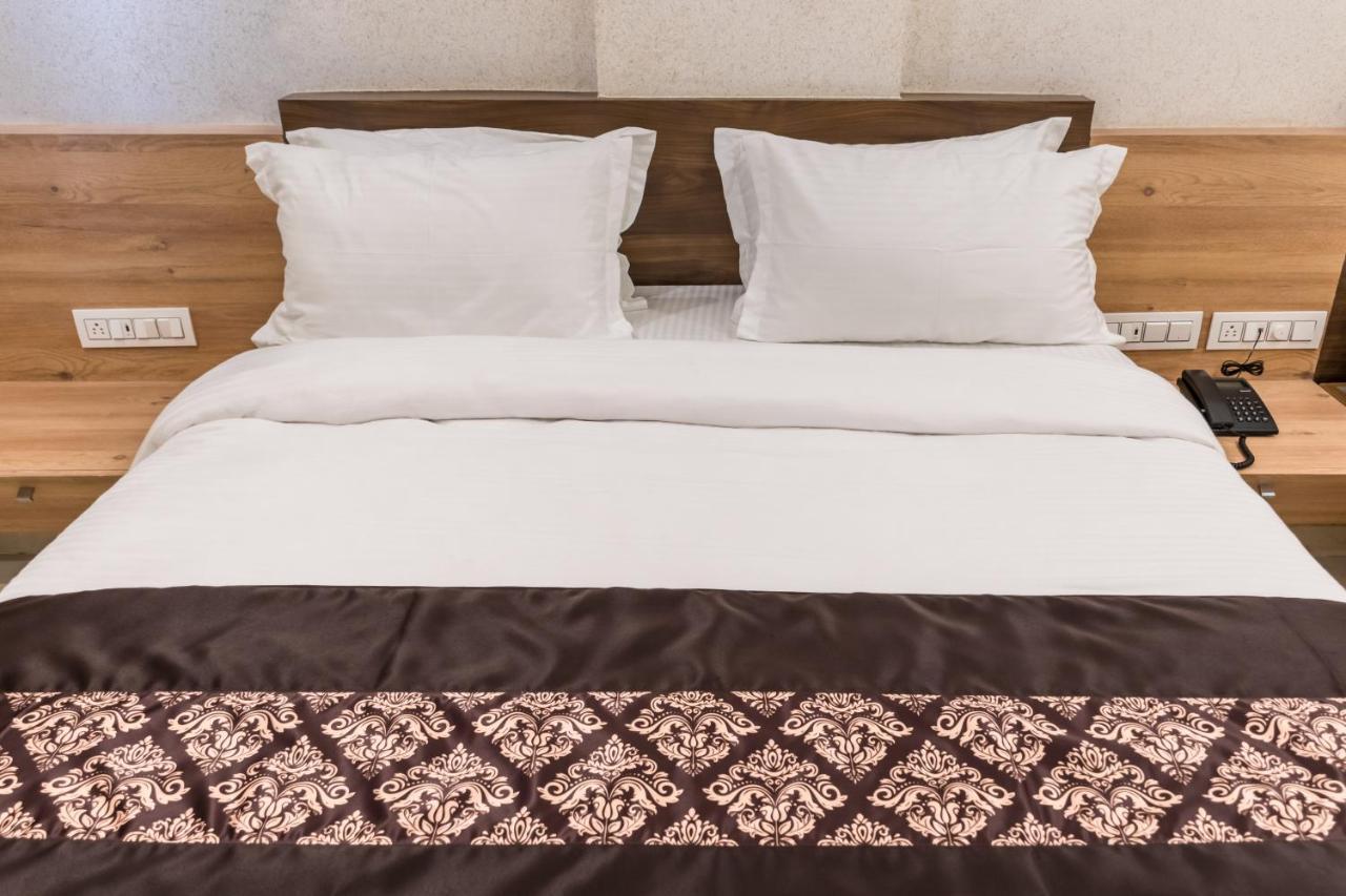 Meridian Hotel&Banquet Surat Bagian luar foto