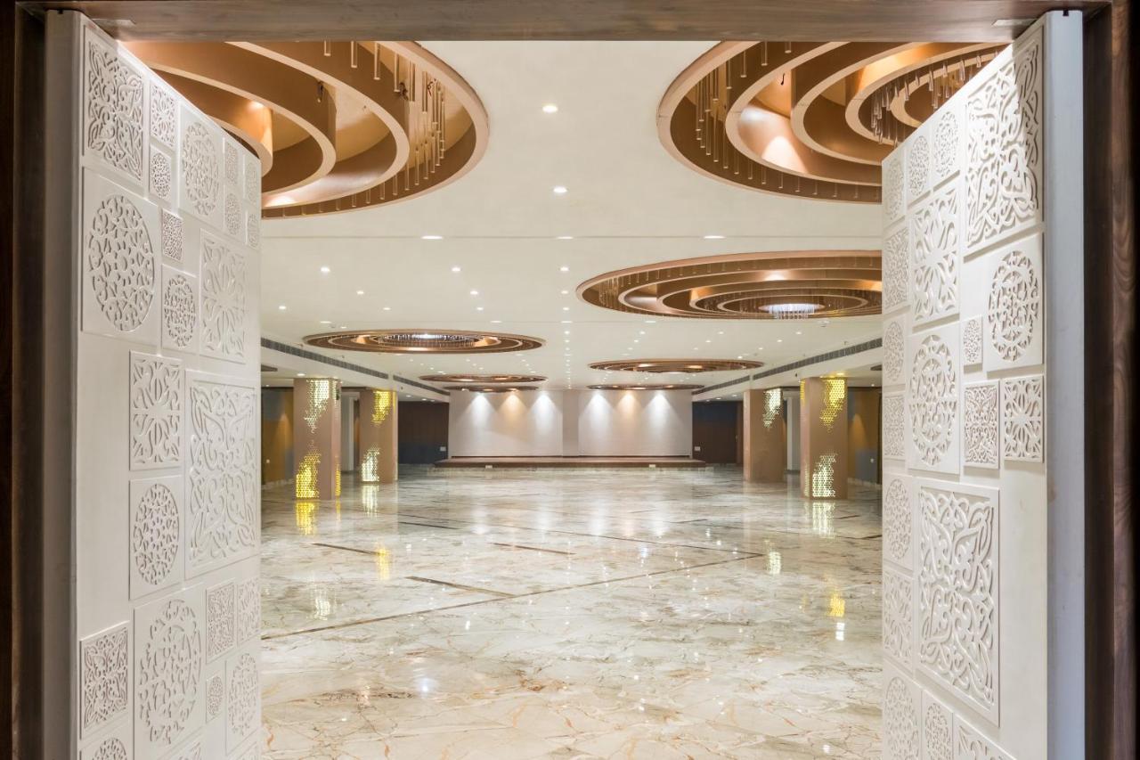 Meridian Hotel&Banquet Surat Bagian luar foto
