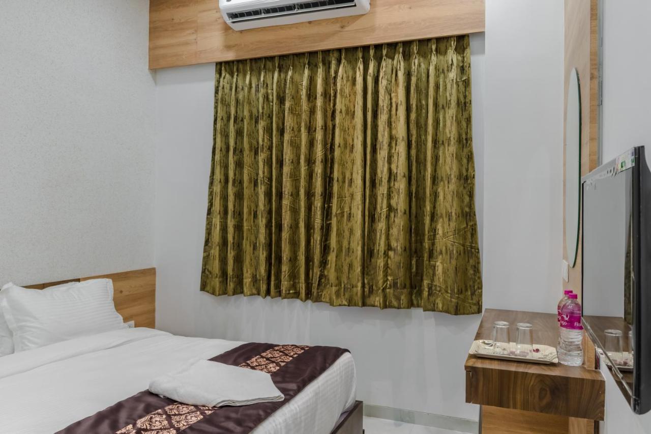 Meridian Hotel&Banquet Surat Bagian luar foto