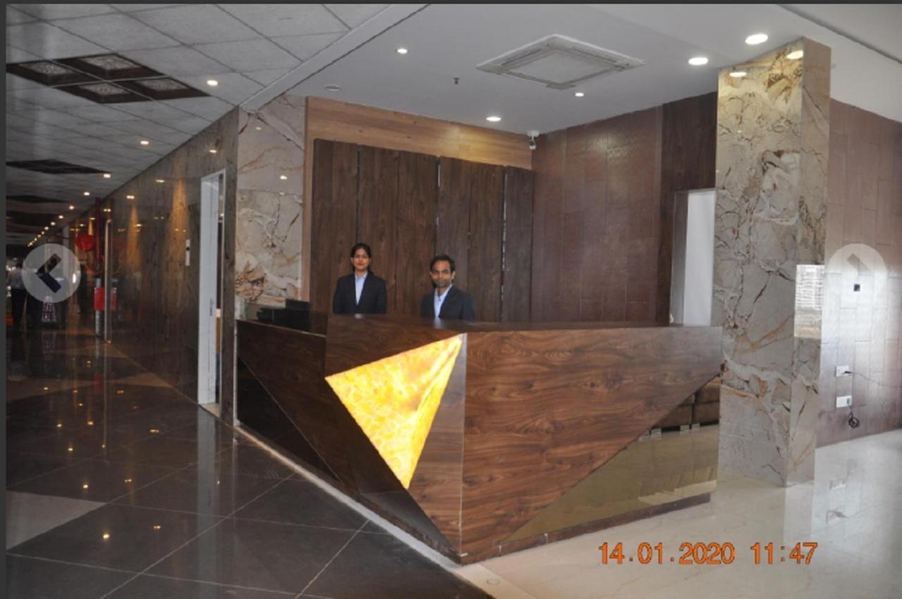Meridian Hotel&Banquet Surat Bagian luar foto