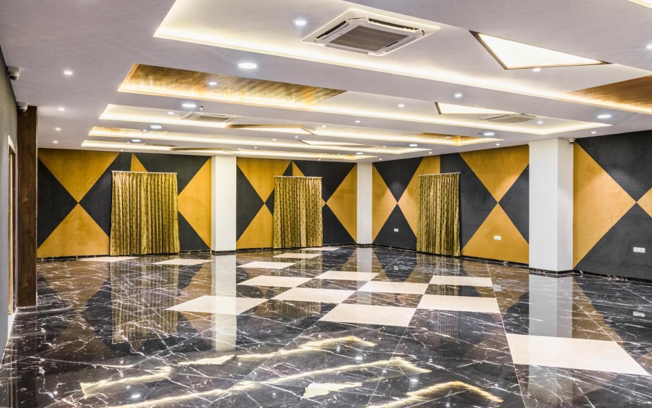 Meridian Hotel&Banquet Surat Bagian luar foto