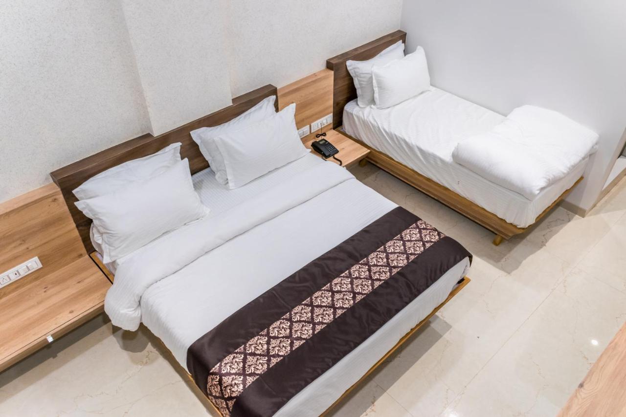 Meridian Hotel&Banquet Surat Bagian luar foto