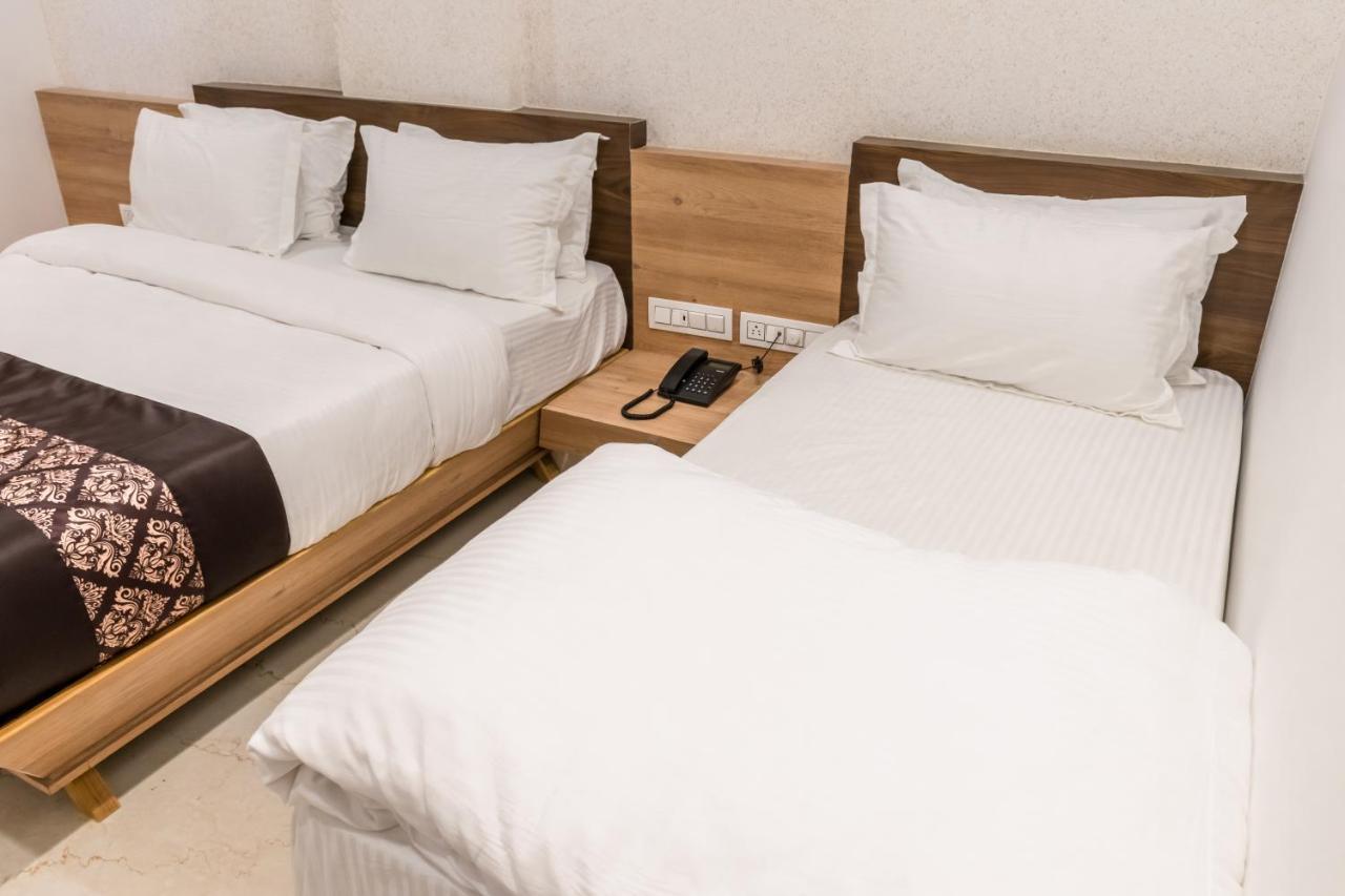 Meridian Hotel&Banquet Surat Bagian luar foto