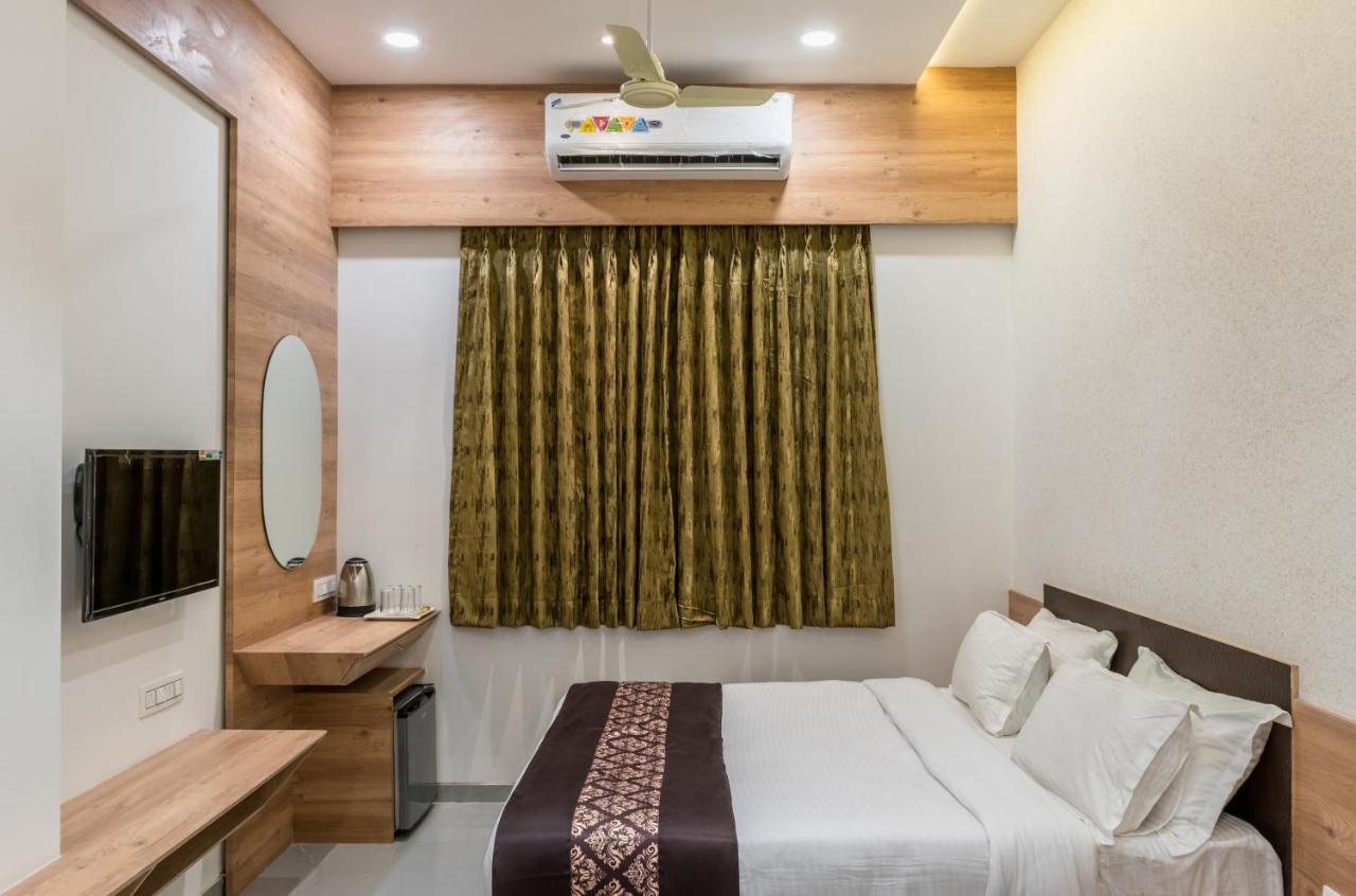 Meridian Hotel&Banquet Surat Bagian luar foto