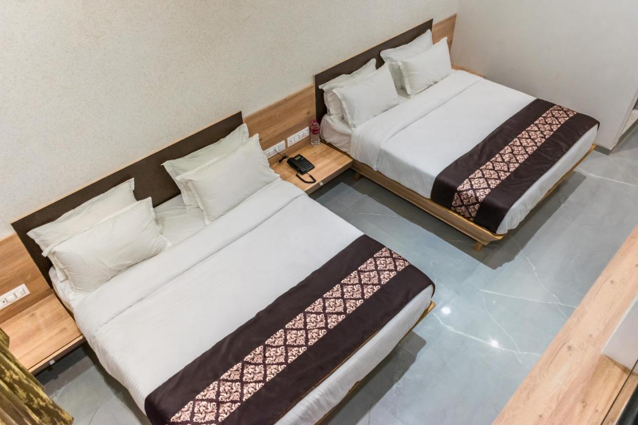 Meridian Hotel&Banquet Surat Bagian luar foto