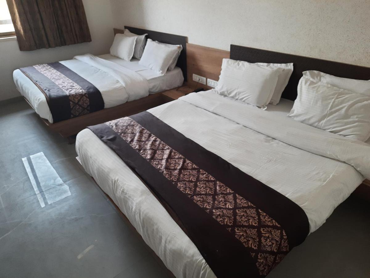 Meridian Hotel&Banquet Surat Bagian luar foto